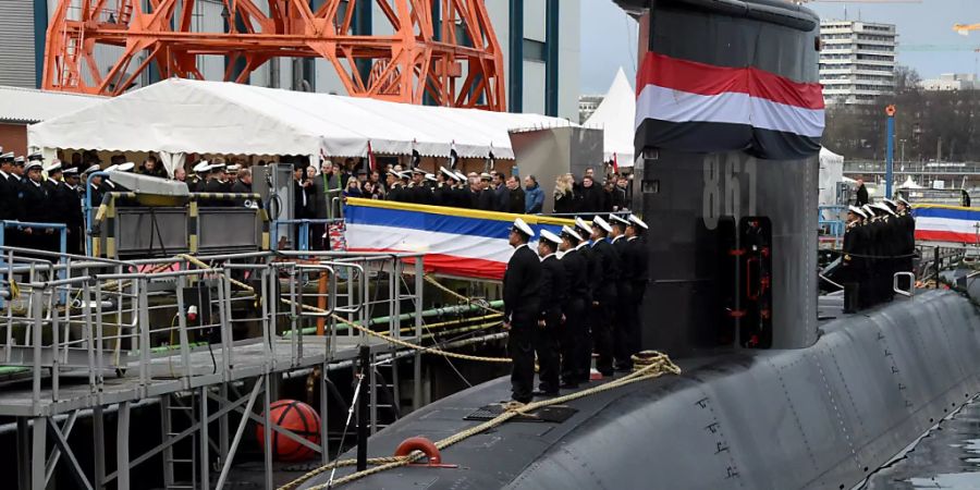 ARCHIV - Besatzungsmitglieder stehen auf der Werft von ThyssenKrupp Marine Systems bei der Übergabe eines neuen U-Bootes an die Marine der Arabischen Republik Ägypten auf dem Boot «S-41». Foto: Carsten Rehder/dpa