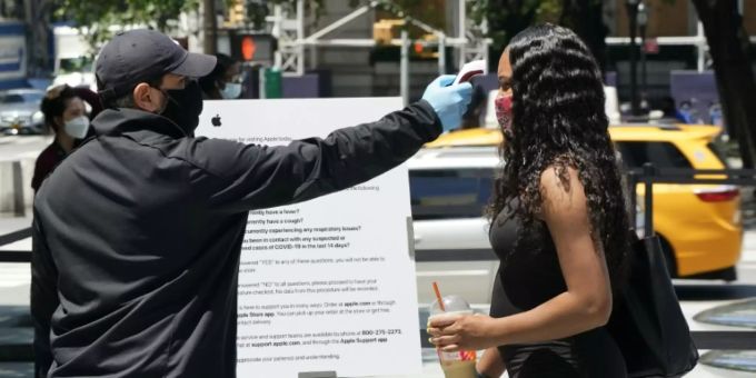 Fiebermessen vor Geschäft in New York Fiebermessen vor Geschäft in New York