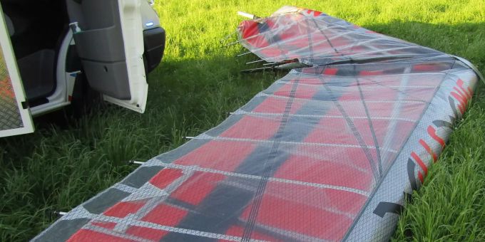 Ein Deltasegler hat sich bei einem Absturz schwer verletzt. deltasegler