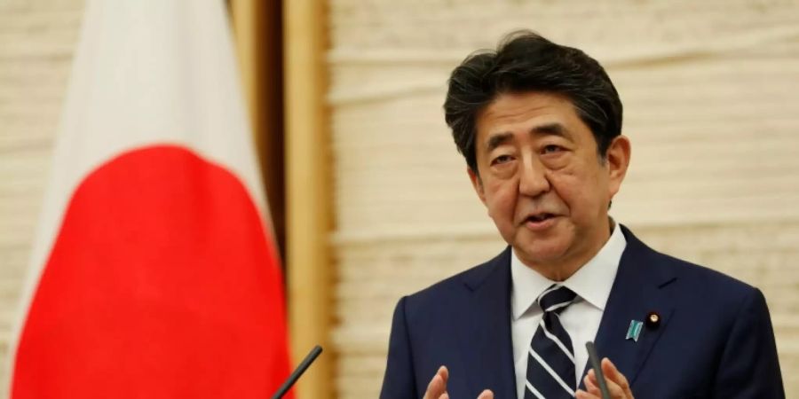 Abe bei seiner Pressekonferenz am Montag