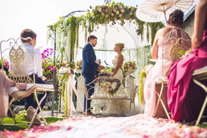 Im Froschkönig in Oltigen BE finden von April bis Ende Oktober durchschnittlich fast 30 Hochzeiten statt. Hochzeit Froschkönig
