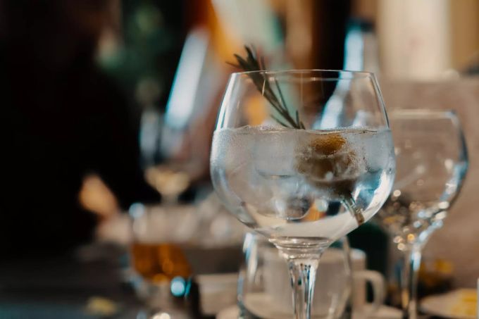 Mit alkoholfreiem Gin kann man verantwortungsvoll feiern. Ein Glas Gin