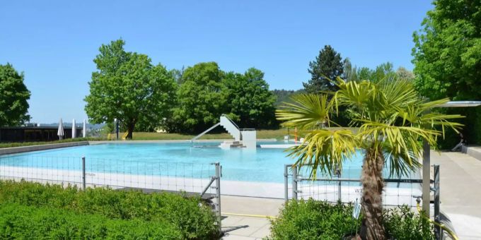 Schwimmbad Wiemel in Würenlos. Badebecken der Würenloser Badi Wiemel