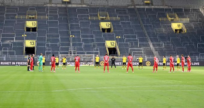 Die Spieler halten eine Schweigeminute ab in Gedenken an die Corona-Opfer. Bundesliga
