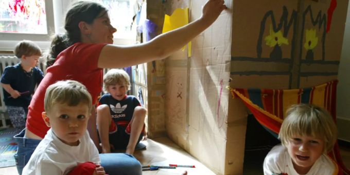 In der Schweiz werden fast zwei Drittel der Kinder unter 13 Jahren familienergänzend betreut. Etwa ein Drittel besucht eine Kita oder eine schulergänzende Betreuungseinrichtung. (Archivbild) In der Schweiz werden fast zwei Drittel der Kinder unter 13 Jahren familienergänzend betreut. Etwa ein Drittel besucht eine Kita oder eine schulergänzende Betreuungseinrichtung. (Archivbild)