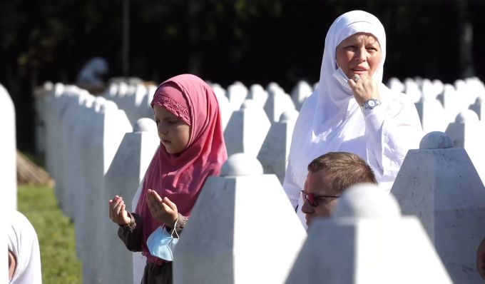 Bosnische Muslime beten während einer Beerdigungszeremonie im Potocari Memorial Center and Cemetery in Srebrenica, Bosnien-Herzegowina Srebrenica Völkermord