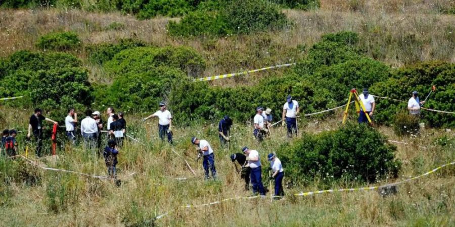 Polizisten aus Grossbritannien und aus Portugal durchsuchen das Buschland ausserhalb von Praia da Luz im Zuge der Untersuchung im Fall des vermissten britischen Mädchens Madeleine «Maddie» McCann. (Archivbild). Foto: Nick Ansell/PA Wire/dpa