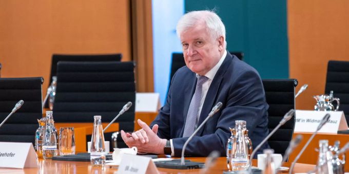 Bundesinnenminister Horst Seehofer spricht sich gegen Ausnahmen für Fussballprofis in der Bundesliga aus. Bundesliga corona ticker seehofer