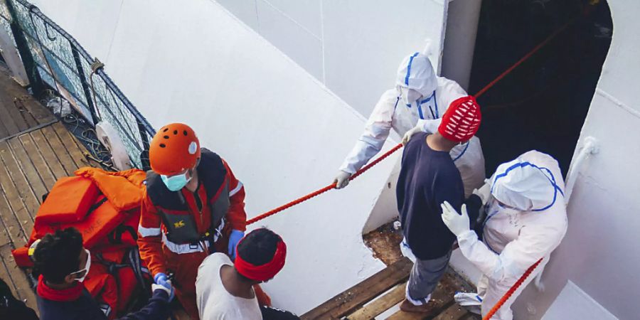 180 Migranten dürfen nach zwei Wochen Corona-Quarantäne auf einem Schiff in Italien an Land gehen. (Archivbild)