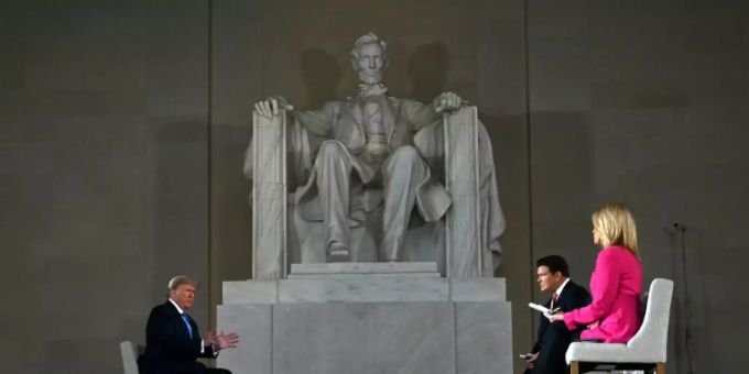 US-Präsident Trump (l.) bei Interview im Lincoln-Memorial corona
