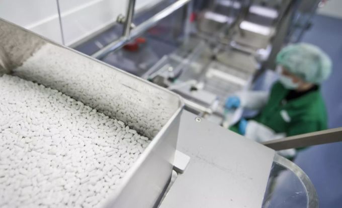 Ehe die grossen Pharmaunternehmen mit der industriellen Produktion beginnen können, vergeht viel Zeit. Medikament Coronavirus Hydroxychloroquin
