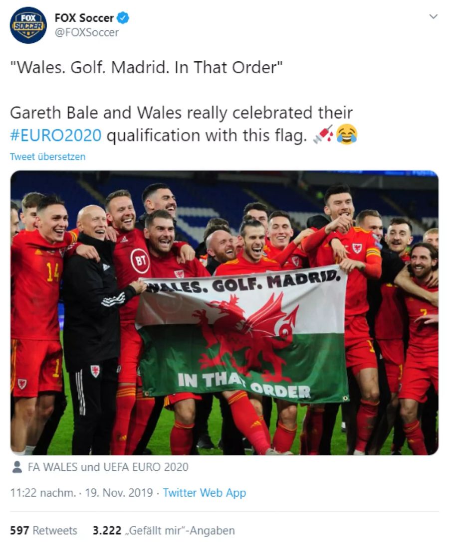 Gareth Bale und seine Wales-Teamkollegen feiern ihre EM-Qualifikation mit einem Transparent, auf welchem «Wales, Golf, Madrid – in dieser Reihenfolge» abgebildet ist.