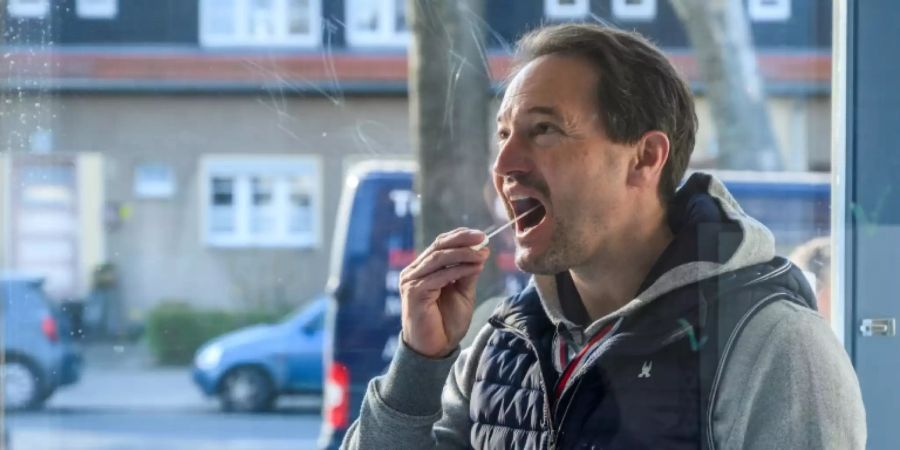 Mann lässt sich in Berliner Praxis auf Coronavirus testen