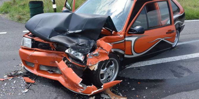 Drei Personen bei Kollision zwischen zwei Autos verletzt