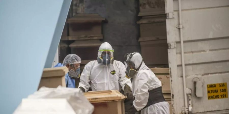 Arbeiter mit Särgen in Lima in Peru