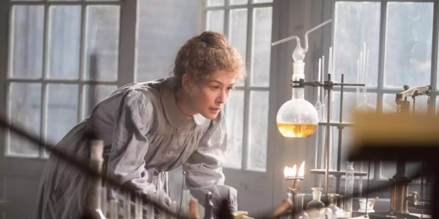 Rosamund Pike spielt die Naturwissenschaftlerin Marie Curie. Foto: -/StudioCanal/dpa