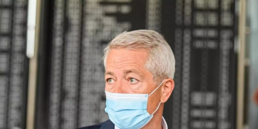 Stefan Schulte, Vorstandsvorsitzender der Fraport AG, steht mit medizinischem Mundschutz im Terminal 1 des Frankfurter Flughafens. Foto: Andreas Arnold/dpa