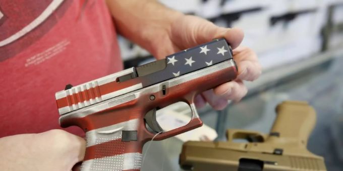 Vor Einführung der Corona-Einschränkungen gab es in den USA einen Ansturm auf Waffengeschäfte Vor Einführung der Corona-Einschränkungen gab es in den USA einen Ansturm auf Waffengeschäfte