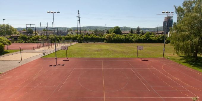 Schulhaus Stägenbuck und Sportplatz in Dübendorf. Schulhaus Stägenbuck und Sportplatz in Dübendorf.