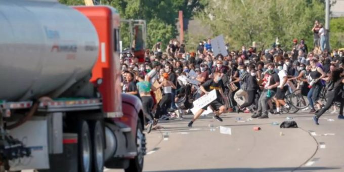 Am Sonntag fuhr ein Tanklaster in Minneapolis in eine friedlich protestierende Menschenmenge. Minneapolis rast