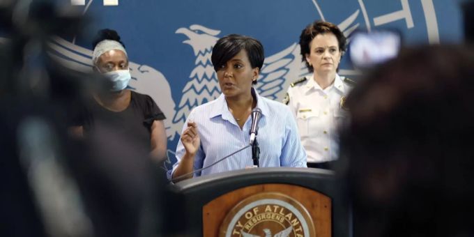 Keisha Lance Bottoms in einer Pressekonferenz vom 30. Mai. Keisha Lance Bottoms Proteste