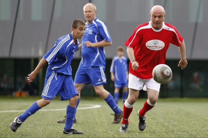 Ruedi Elsener (r.) bei einem Fifa-Spiel mit ehemaligen Fussballern aus dem Jahr 2011. GC