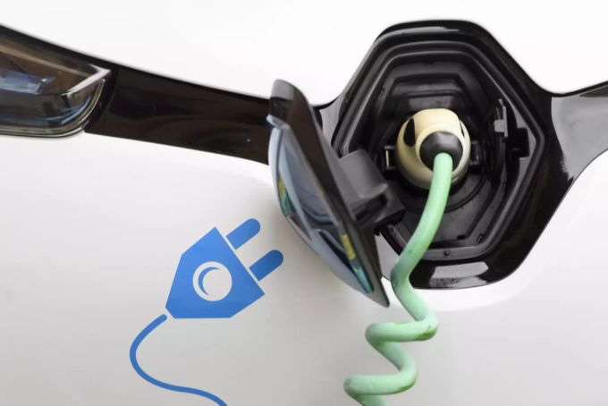 Ein Elektroauto an einer Ladestation. Elektroauto