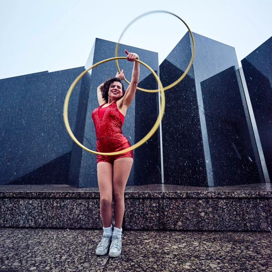 Frau trainiert Hula Hoop