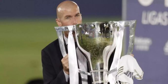 Real-Trainer Zinedine Zidane jubelt über den Gewinn der spanischen Meisterschaft. Foto: Bernat Armangue/AP/dpa Real-Trainer Zinedine Zidane jubelt über den Gewinn der spanischen Meisterschaft. Foto: Bernat Armangue/AP/dpa