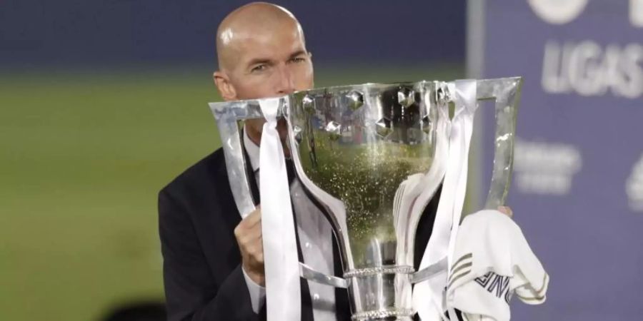 Real-Trainer Zinedine Zidane jubelt über den Gewinn der spanischen Meisterschaft. Foto: Bernat Armangue/AP/dpa