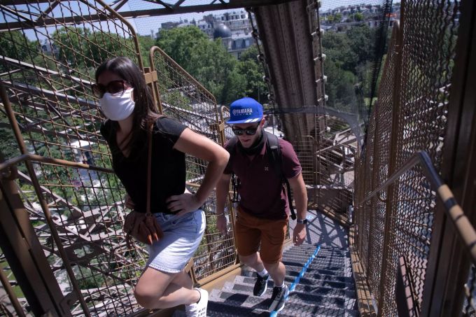 Touristen steigen eine Treppe des Eiffelturms empor. eiffelturm