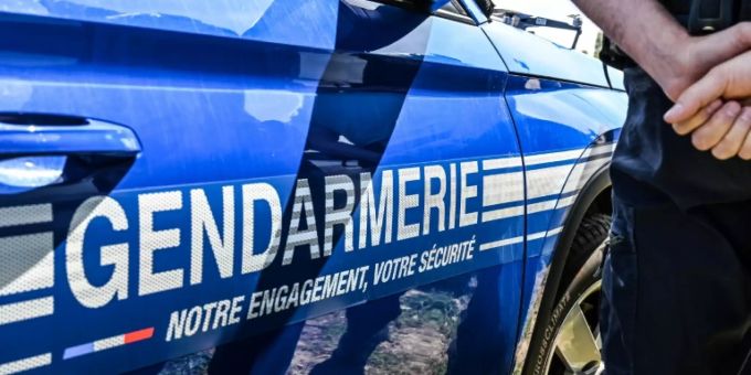 Ein Gendarme steht vor einem Auto der Gendarmerie. (Symbolbild) polizei frankreich