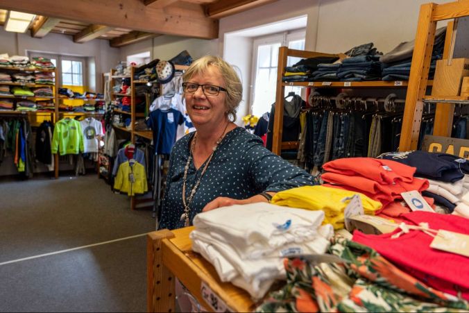 Ursula Brönnimann in ihrem Kindershop "MIKADO"