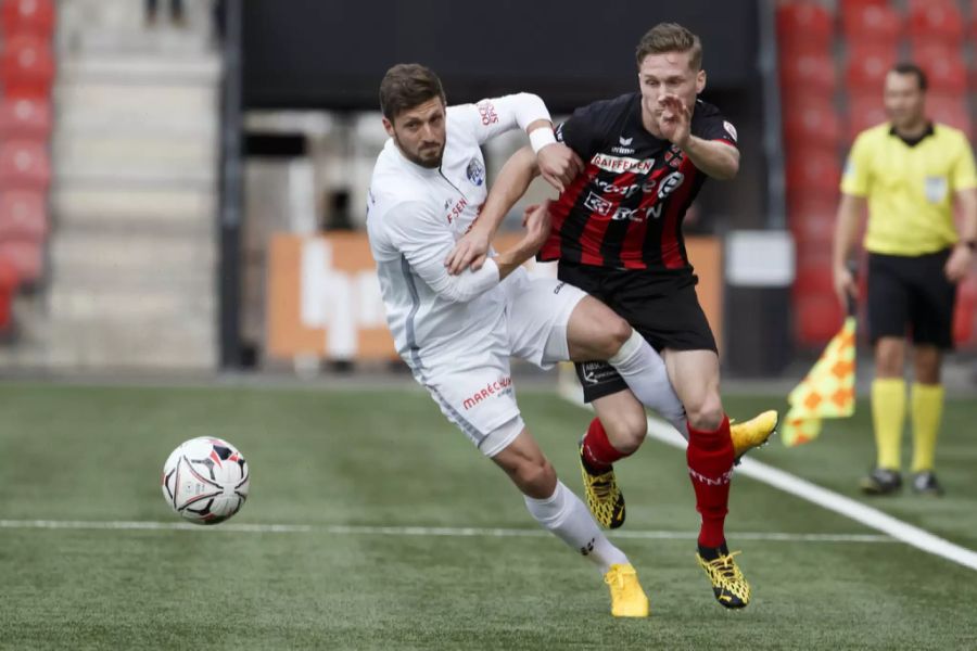 Ist beim «FC Ablösefrei» auf der rechten Abwehrseite gesetzt: Simon Grether (l.), kämpft mit Léo Seydoux um den Ball. (Archivbild)