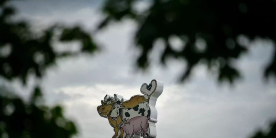 Tönnies-Logo an Schlachthof in Rheda-Wiedenbrück