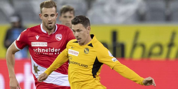 Roy Gelmi vom FC Thun und Christian Fassnacht von YB in einem Duell in der Super League. Super League