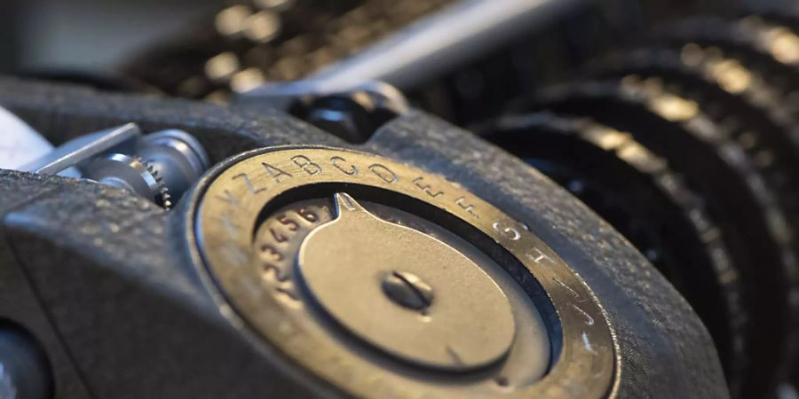 CIA und BND haben mit Geräten der Zuger Crypto AG andere Staaten ausspioniert. Mehdi Atmani hat seine Recherchen dazu bereits 2019 veröffentlicht und damit den Titel Swiss Press Journalist of the Year erhalten. (Symbolbild)