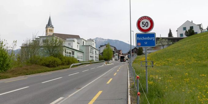 Einfahrt vor Schübelbach in Reichenburg. Einfahrt vor Schübelbach in Reichenburg.
