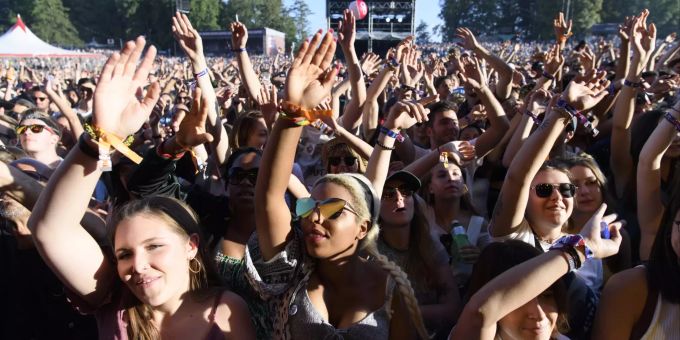Solche Bilder gibt es diesen Sommer nicht: Alle Festivals sind wegen dem Coronavirus abgesagt. Das hat schwere Folgen für die Musiker. (KEYSTONE/Anthony Anex) OPEN AIR Coronavirus