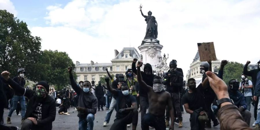 «Black Lives Matter»: Demonstranten am Pariser Platz der Republik