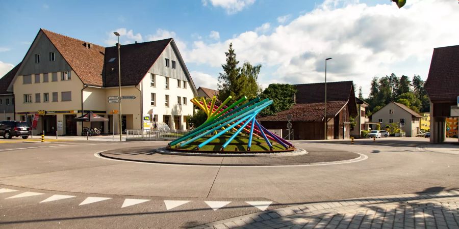 Autokreisel im Dorfzentrum von Nürensdorf.