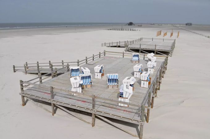 Ungenutzte Strandkörbe stehen am Nordseestrand in Ording. Während normalerweise zu dieser Zeit Feriengäste den Strand bevölkern ist, wegen der Einschränkungen durch den Corona-Virus nur Einheimischen der Besuch des Strandes erlaubt. Strandkörbe Schleswig-Holstein
