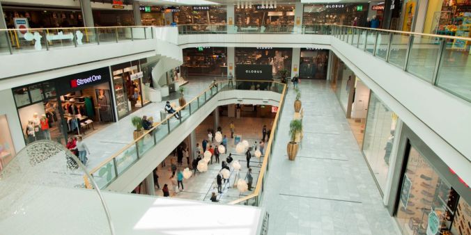 Anstehen vor dem Apple Store im Glattzentrum