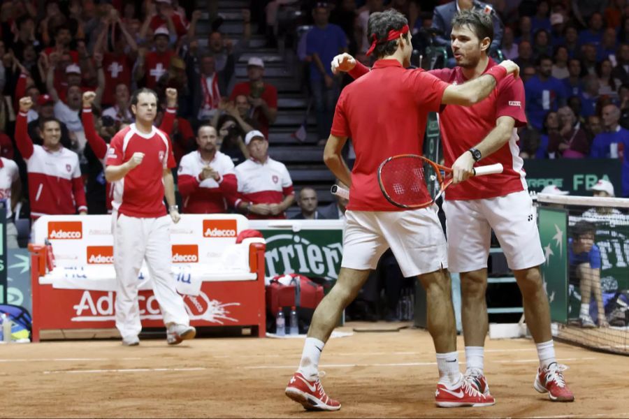 Roger Federer und Stan Wawrinka umarmen sich während dem Doppel im Davis-Cup-Final 2014.