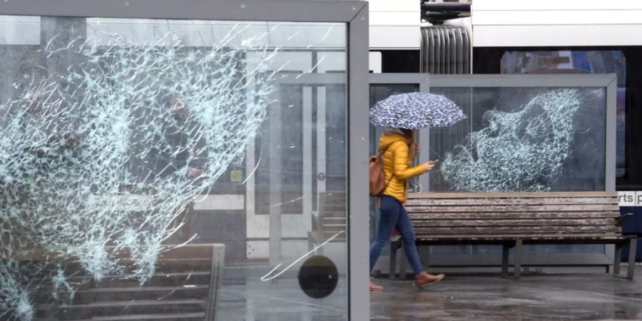 Zum Tag der Pressefreiheit am 3. Mai zeigt der Berner Künstler Simon Berger in Genf seine Glaskunst: Die zersplitterten Scheiben lassen Frauenporträts aufscheinen. Damit verweist der Künstler auf die Zerbrechlichkeit von Pressefreiheit weltweit und erinnert an inhaftierte Journalistinnen.