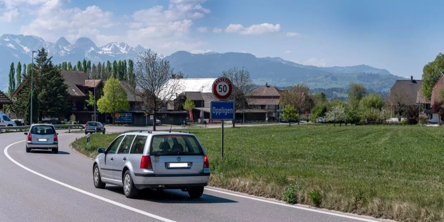 Die Dorfstrasse in Oppligen.