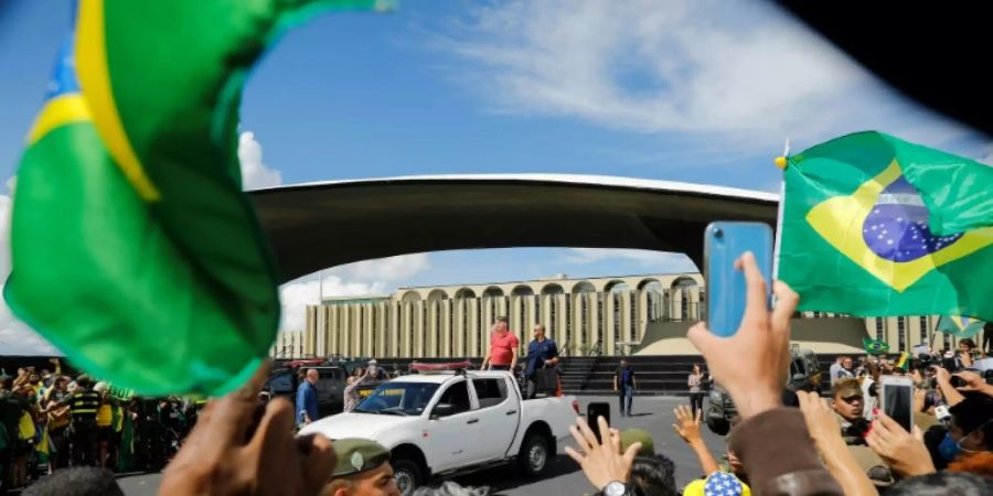 Präsident Jair Bolsonaro (in rotem Hemd) bei der Demo