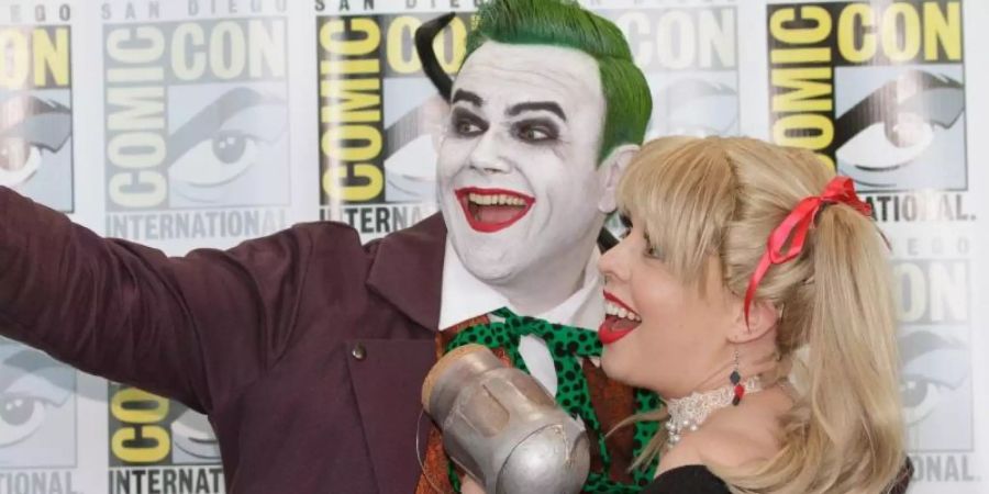 Kostümierte Besucher der Comic-Con Messe machen ein Selfie von sich. Foto: Marissa Carter/ZUMA Wire/dpa