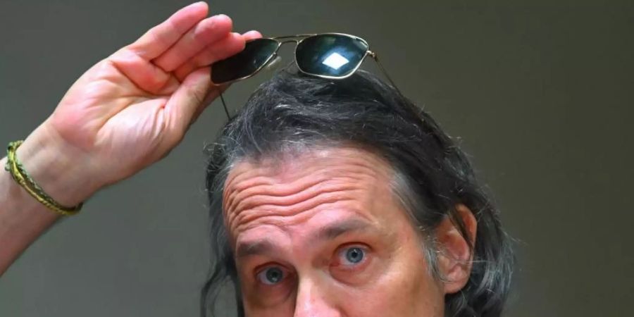 «Alle zwei bis drei Jahre surfe ich dann mal», sagt Ralf Bauer. Foto: Uwe Zucchi/dpa