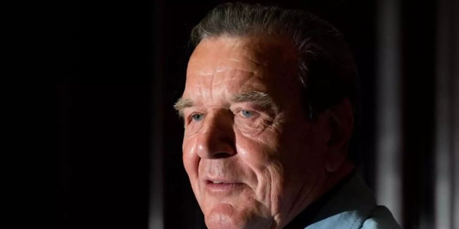 Ex-Bundeskanzler Gerhard Schröder (SPD) steht wegen seiner Posten bei russischen Firmen immer wieder in der Kritik. Foto: Julian Stratenschulte/dpa